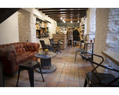 El Mür Café ofrece un acogedor refugio con su sofá de cuero vintage y mesas rústicas, animado por los clientes que piden en la barra. Es perfecto para disfrutar de un brunch o desayuno inglés en el Mür Café. - ForTwo - Planes para parejas
