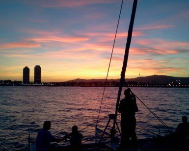 Disfruta de un perfecto "Paseo romántico en Catamarán Barcelona" con siluetas al atardecer contra un cielo vibrante y el impresionante skyline de Barcelona. - ForTwo - Planes para parejas
