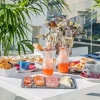 En El brunch de Óscar, en el Hotel Room Mate Óscar, disfrute de un acogedor brunch al aire libre con repostería, bebidas de frutas y embutidos. Rodeado de exuberante vegetación y en un entorno soleado, es la manera perfecta de deleitar su paladar mientras disfruta del vibrante ambiente de nuestro hotel. - ForTwo - Planes para parejas