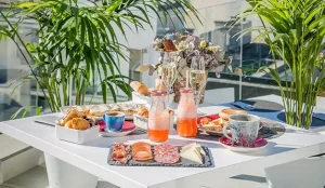 En El brunch de Óscar, en el Hotel Room Mate Óscar, disfrute de un acogedor brunch al aire libre con repostería, bebidas de frutas y embutidos. Rodeado de exuberante vegetación y en un entorno soleado, es la manera perfecta de deleitar su paladar mientras disfruta del vibrante ambiente de nuestro hotel. - ForTwo - Planes para parejas