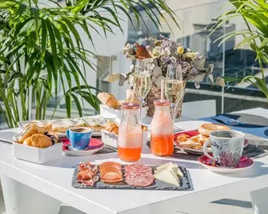 En El brunch de Óscar, en el Hotel Room Mate Óscar, disfrute de un acogedor brunch al aire libre con repostería, bebidas de frutas y embutidos. Rodeado de exuberante vegetación y en un entorno soleado, es la manera perfecta de deleitar su paladar mientras disfruta del vibrante ambiente de nuestro hotel. - ForTwo - Planes para parejas