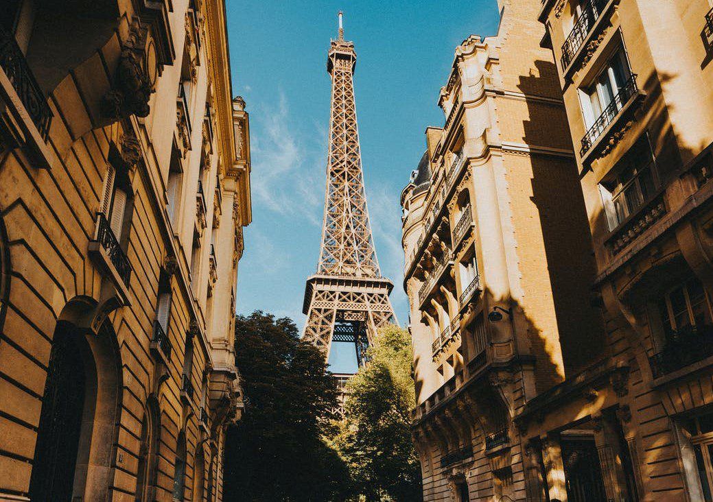 5 pueblos preciosos de francia que visitar esta primavera|||Francia-queso-vino-bandera|Tren-rouge-aude-francia|Catedral-Sainte-Marie-Haute-Garona-Francia|pezenes-calle-herault-francia|Plaza-de-las-hierbas-uzes-gard-francia