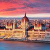 Mientras el sol se pone sobre Budapest durante "Un fin de semana en Budapest", el edificio del Parlamento húngaro ilumina un cielo impresionante, con sus reflejos brillando en el río Danubio. - ForTwo - Planes para parejas