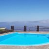 Escapada en la Isla del Hierro: Hotel Villa El Mocanal ofrece un refugio mágico con su piscina al aire libre, aguas cristalinas, patio de piedra e impresionantes vistas a las montañas y tejados de la Isla del Hierro. - ForTwo - Planes para parejas