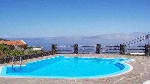 Escapada en la Isla del Hierro: Hotel Villa El Mocanal ofrece un refugio mágico con su piscina al aire libre, aguas cristalinas, patio de piedra e impresionantes vistas a las montañas y tejados de la Isla del Hierro. - ForTwo - Planes para parejas