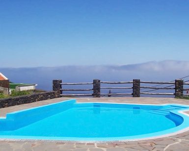 Escapada en la Isla del Hierro: Hotel Villa El Mocanal ofrece un refugio mágico con su piscina al aire libre, aguas cristalinas, patio de piedra e impresionantes vistas a las montañas y tejados de la Isla del Hierro. - ForTwo - Planes para parejas