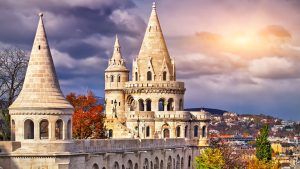 El Bastión de los Pescadores de Budapest, con sus torres cónicas de cuento de hadas, evoca el encanto de una estancia en un castillo; experimente esta magia con la oferta "2 noches o más en un castillo de Budapest con desayuno". - ForTwo - Planes para parejas