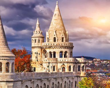 El Bastión de los Pescadores de Budapest, con sus torres cónicas de cuento de hadas, evoca el encanto de una estancia en un castillo; experimente esta magia con la oferta "2 noches o más en un castillo de Budapest con desayuno". - ForTwo - Planes para parejas