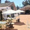 El patio exterior cuenta con mesas, sillas y sombrillas, perfecto para un día soleado. Ubicado entre rústicos edificios de piedra, es ideal para una cena romántica durante su escapada de 2 noches + cena romántica + hammam (Córdoba) al encantador entorno. - ForTwo - Planes para parejas