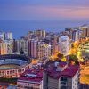 Experimente el atardecer en Málaga, una escapada ideal con su emblemática plaza de toros, puerto deportivo y edificios iluminados junto al mar. Tras un día explorando, el Hotel Soho Los Naranjos le espera. - ForTwo - Planes para parejas
