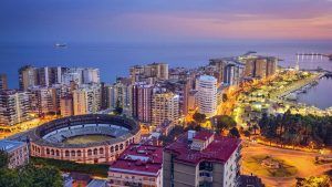 Experimente el atardecer en Málaga, una escapada ideal con su emblemática plaza de toros, puerto deportivo y edificios iluminados junto al mar. Tras un día explorando, el Hotel Soho Los Naranjos le espera. - ForTwo - Planes para parejas