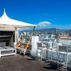 Disfruta de una "Escapada en el Hotel Soho Bahía de Málaga con desayuno" en el bar de la azotea, con elegantes asientos y una marquesina blanca, y con impresionantes vistas de la ciudad. Perfecto bajo un cielo azul despejado después del desayuno. - ForTwo - Planes para parejas