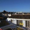 Desde la azotea, contemple la impresionante vista de Córdoba, con sus edificios blancos y tejados de terracota bajo un cielo despejado. Mejore su estancia en el acogedor Hotel Boutique con desayuno incluido (Córdoba) desayunando en la encantadora terraza. - ForTwo - Planes para parejas