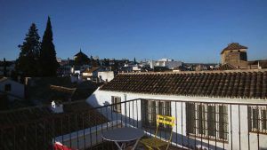 Desde la azotea, contemple la impresionante vista de Córdoba, con sus edificios blancos y tejados de terracota bajo un cielo despejado. Mejore su estancia en el acogedor Hotel Boutique con desayuno incluido (Córdoba) desayunando en la encantadora terraza. - ForTwo - Planes para parejas