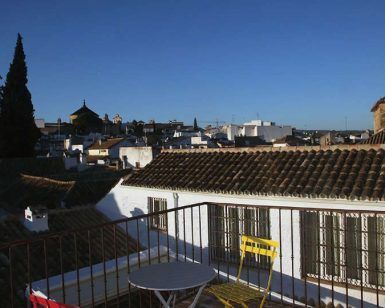 Desde la azotea, contemple la impresionante vista de Córdoba, con sus edificios blancos y tejados de terracota bajo un cielo despejado. Mejore su estancia en el acogedor Hotel Boutique con desayuno incluido (Córdoba) desayunando en la encantadora terraza. - ForTwo - Planes para parejas