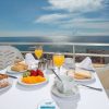 Disfrute de un desayuno sereno en un balcón con vistas al mar en Torremolinos, con frutas, bollería, tostadas y zumo de naranja sobre un mantel blanco impecable. La "Escapada de 3 días con todo incluido en Torremolinos" le garantiza tranquilidad y sabor para empezar el día con buen pie. - ForTwo - Planes para parejas
