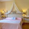 Disfrute de un acogedor refugio en el Hotel Humaina, con una colcha rosa, un cabecero ornamentado, mesitas de noche, lámparas y vistas a la montaña. Perfecto para una escapada a los Montes de Málaga, con un cuadro decorativo como toque final. - ForTwo - Planes para parejas
