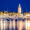 Por la noche, el puerto deportivo de Málaga, con un faro iluminado, yates y luces reflectantes en aguas tranquilas, ofrece una escapada perfecta al centro de Málaga con una estancia en el Hotel Sallés de 4 estrellas. - ForTwo - Planes para parejas