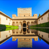 Bajo un cielo azul claro, descubra la piscina reflectante, el arco y la torre de los Palacios Nazaríes de la Alhambra con Entradas para Alhambra y Palacios Nazaríes: Visita guiada. - ForTwo - Planes para parejas