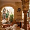 En Córdoba, Bodegas Mezquita ofrece un encantador ambiente rústico con arcos de piedra, mesas de madera y sillas de mimbre bajo una cálida iluminación. Es el entorno acogedor perfecto para disfrutar del exquisito menú Alcázar en su "Oferta: cena para dos". - ForTwo - Planes para parejas