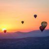Experimente la magia de los globos aerostáticos flotando elegantemente sobre las montañas durante un colorido atardecer con Vuelo en globo con Barcelona Balloon Flights (Barcelona). - ForTwo - Planes para parejas