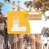 El Barcelona City Pass tiene como escenario la Sagrada Familia, enmarcada por árboles bajo un cielo azul claro. - ForTwo - Planes para parejas