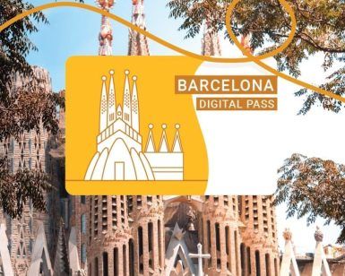 El Barcelona City Pass tiene como escenario la Sagrada Familia, enmarcada por árboles bajo un cielo azul claro. - ForTwo - Planes para parejas