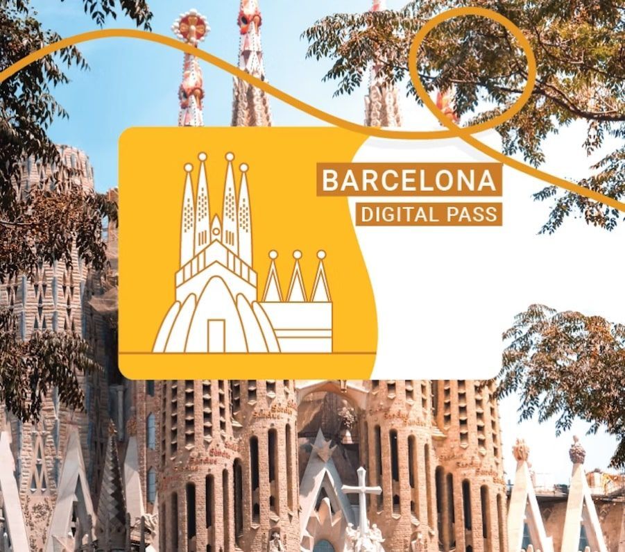 El Barcelona City Pass tiene como escenario la Sagrada Familia, enmarcada por árboles bajo un cielo azul claro. - ForTwo - Planes para parejas