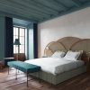 La moderna habitación del Hotel Casa de Indias By Intur en Sevilla luce detalles en verde azulado, suelo de madera, cama doble y un acogedor banco. Disfrute de la mecedora junto a los amplios ventanales que inundan de luz la habitación, creando un espacio de spa ideal para relajarse después del desayuno con su paquete Escapada. - ForTwo - Planes para parejas