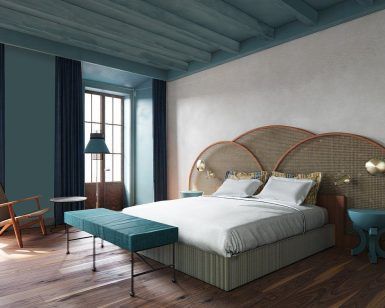 La moderna habitación del Hotel Casa de Indias By Intur en Sevilla luce detalles en verde azulado, suelo de madera, cama doble y un acogedor banco. Disfrute de la mecedora junto a los amplios ventanales que inundan de luz la habitación, creando un espacio de spa ideal para relajarse después del desayuno con su paquete Escapada. - ForTwo - Planes para parejas