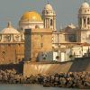 Explora las históricas cúpulas y torres de Cádiz, España, que emergen de la rocosa costa en el "Tour gratuito por Cádiz". Disfruta de una vista inolvidable de este impresionante paisaje urbano desde el agua. - ForTwo - Planes para parejas