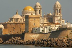 Explora las históricas cúpulas y torres de Cádiz, España, que emergen de la rocosa costa en el "Tour gratuito por Cádiz". Disfruta de una vista inolvidable de este impresionante paisaje urbano desde el agua. - ForTwo - Planes para parejas