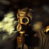 En medio de un escenario oscuro y borroso que evoca a Escape Room: Chernobyl 2.0, una figura vestida con una máscara de gas y un traje protector se prepara para el próximo desafío. - ForTwo - Planes para parejas