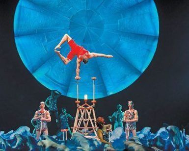 Bajo el cielo azul de Madrid, iluminado por la luna, "Luzia" del Circo del Sol deslumbra con un espectáculo acrobático impresionante. Una bailarina de equilibrio sobre zancos ilumina el escenario entre un vibrante tapiz de artistas en este espectáculo fascinante. - ForTwo - Planes para parejas