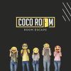 Cinco personas sostienen emojis sobre sus caras debajo del logotipo de Escape Room Ambar La Visita sobre un fondo oscuro, capturando la esencia lúdica de la popular escena de escape room de Zaragoza. - ForTwo - Planes para parejas