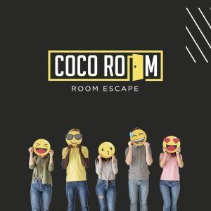 Cinco personas sostienen emojis sobre sus caras debajo del logotipo de Escape Room Ambar La Visita sobre un fondo oscuro, capturando la esencia lúdica de la popular escena de escape room de Zaragoza. - ForTwo - Planes para parejas