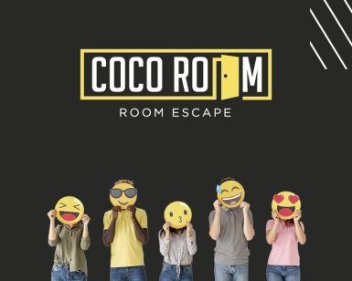 Cinco personas sostienen emojis sobre sus caras debajo del logotipo de Escape Room Ambar La Visita sobre un fondo oscuro, capturando la esencia lúdica de la popular escena de escape room de Zaragoza. - ForTwo - Planes para parejas