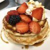 El Gastro-brunch en Enkel Barcelona consiste en una deliciosa pila de panqueques cubiertos con fresas frescas, moras, crema batida y almíbar, perfecto para una mañana tranquila. - ForTwo - Planes para parejas