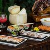 Disfrute del lujoso "Brunch de Lujo" en el Hotel InterContinental Madrid, que ofrece una lujosa variedad de sushi, sashimi, queso y bebidas para una experiencia gastronómica inolvidable. - ForTwo - Planes para parejas