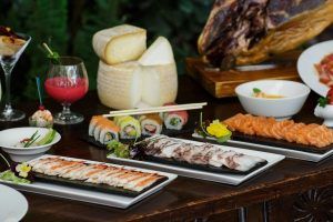 Disfrute del lujoso "Brunch de Lujo" en el Hotel InterContinental Madrid, que ofrece una lujosa variedad de sushi, sashimi, queso y bebidas para una experiencia gastronómica inolvidable. - ForTwo - Planes para parejas