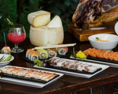 Disfrute del lujoso "Brunch de Lujo" en el Hotel InterContinental Madrid, que ofrece una lujosa variedad de sushi, sashimi, queso y bebidas para una experiencia gastronómica inolvidable. - ForTwo - Planes para parejas
