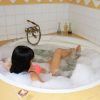 Persona disfrutando de una Escapada rural en apartamento superior con Jacuzzi en El Cercado de la Alpujarra, rodeada de velas y burbujas. - ForTwo - Planes para parejas