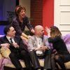 En una acogedora sala madrileña, cuatro personas —dos hombres y dos mujeres— conversan profundamente sentados en un sofá, evocando la atmósfera íntima de "En ocasiones veo a Umberto" en el Teatro Muñoz Seca. - ForTwo - Planes para parejas