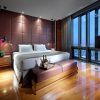 Disfrute de una estancia de lujo en el Hotel Eurostars Madrid Tower, que cuenta con una cama king-size, grandes ventanales con vistas, elegantes suelos de madera y TV de pantalla plana. - ForTwo - Planes para parejas