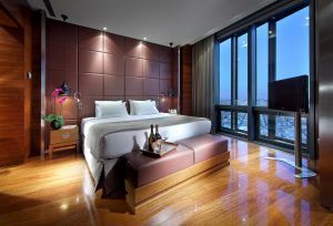 Disfrute de una estancia de lujo en el Hotel Eurostars Madrid Tower, que cuenta con una cama king-size, grandes ventanales con vistas, elegantes suelos de madera y TV de pantalla plana. - ForTwo - Planes para parejas