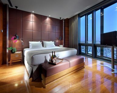 Disfrute de una estancia de lujo en el Hotel Eurostars Madrid Tower, que cuenta con una cama king-size, grandes ventanales con vistas, elegantes suelos de madera y TV de pantalla plana. - ForTwo - Planes para parejas