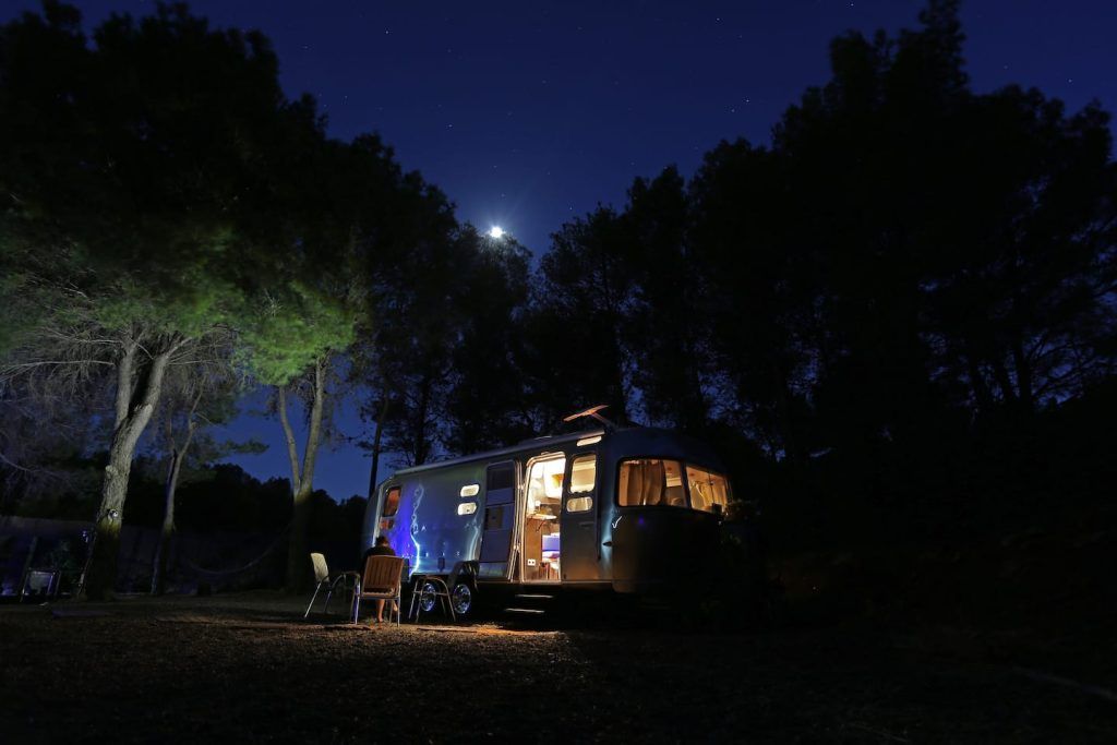 Con un paisaje urbano costero con playas de arena, un océano azul y lejanas islas rocosas como telón de fondo, fondee su Noche Romántica en Yate de Lujo en Girona bajo un cielo parcialmente nublado para vivir una experiencia inolvidable. - ForTwo - Planes para parejas
