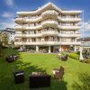 Descubra una escapada romántica en la Escapada romántica al Gran Hotel Victoria con botella de cava (Santander), que cuenta con una gran fachada blanca, encantadores balcones, asientos al aire libre y un exuberante césped verde bajo un cielo despejado. - ForTwo - Planes para parejas