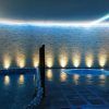 Experimente la tranquilidad en el Granada Palace & Spa con el "Circuito termal y masaje con piedras calientes". Disfrute de una tranquila piscina cubierta con paredes de piedra iluminadas, iluminación ambiental y un relajante jacuzzi. - ForTwo - Planes para parejas