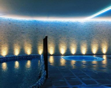 Experimente la tranquilidad en el Granada Palace & Spa con el "Circuito termal y masaje con piedras calientes". Disfrute de una tranquila piscina cubierta con paredes de piedra iluminadas, iluminación ambiental y un relajante jacuzzi. - ForTwo - Planes para parejas